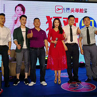 #香港演员陈雅伦#于4月30、5月1分别出席深圳、长沙的芝华仕活动现场，一袭白裙清新淡雅，一袭红裙明